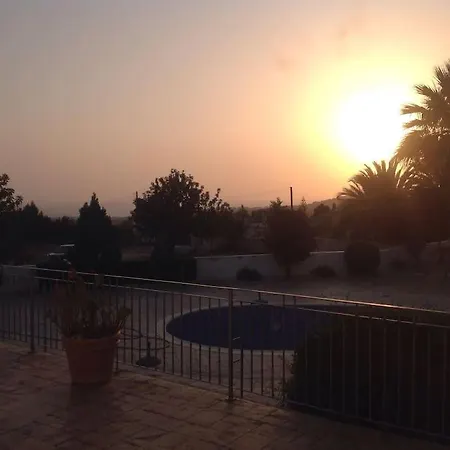 Apartment Spacious & Modern 2 Bedroom In Peyia.