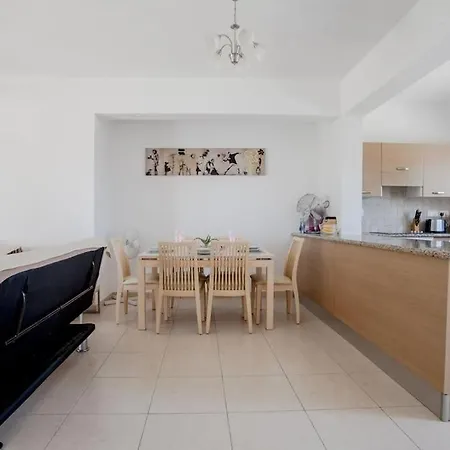 Spacious & Modern 2 Bedroom In Peyia. Apartment *