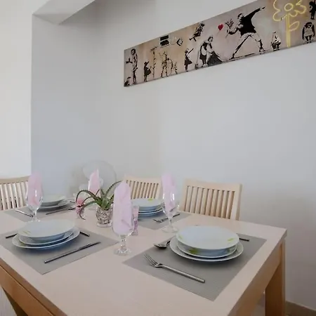 Spacious & Modern 2 Bedroom In Peyia. Apartamento *