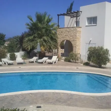 Spacious & Modern 2 Bedroom In Peyia. פאהיה