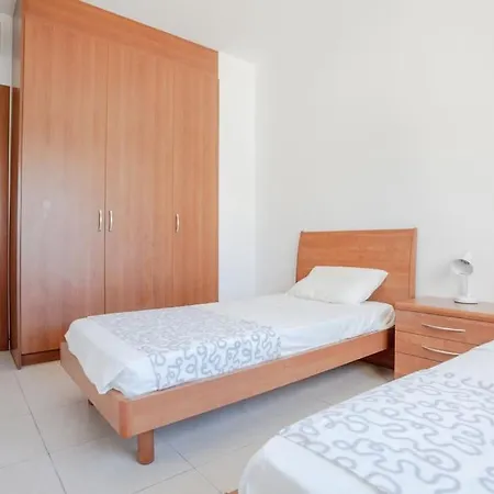 Spacious & Modern 2 Bedroom In Peyia. פאהיה