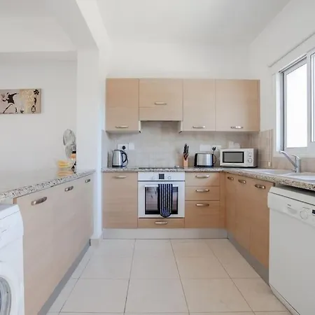 Spacious & Modern 2 Bedroom In Peyia. Διαμέρισμα Πέγεια