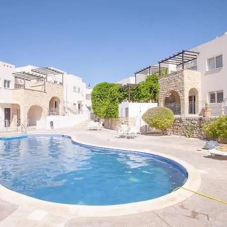 Spacious & Modern 2 Bedroom In Peyia. דירה