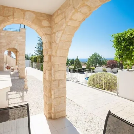 Spacious & Modern 2 Bedroom In Peyia.
