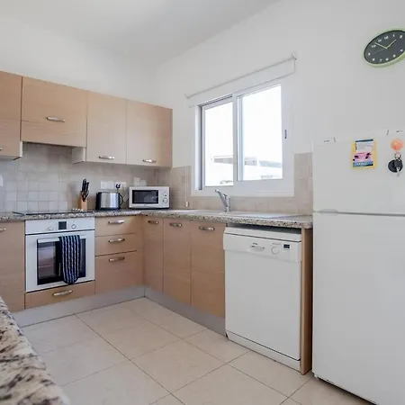 Spacious & Modern 2 Bedroom In Peyia. Πέγεια