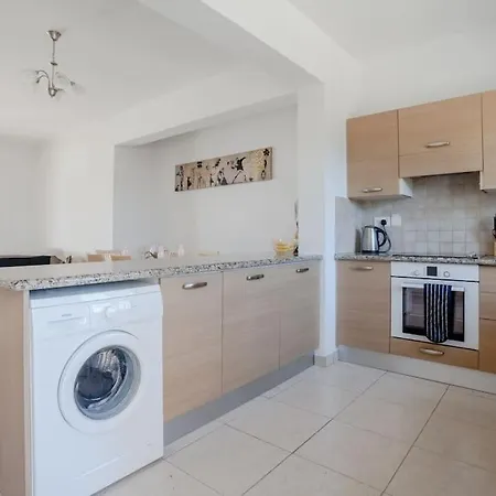 Spacious & Modern 2 Bedroom In Peyia. Πέγεια