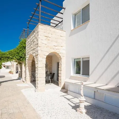Apartment Spacious & Modern 2 Bedroom In Peyia.