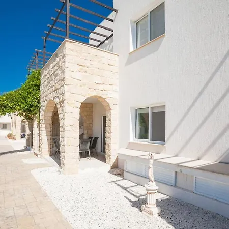 Spacious & Modern 2 Bedroom In Peyia. *